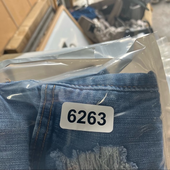 !it Jean skirt size 4 light wash distressed - Picture 9 of 9